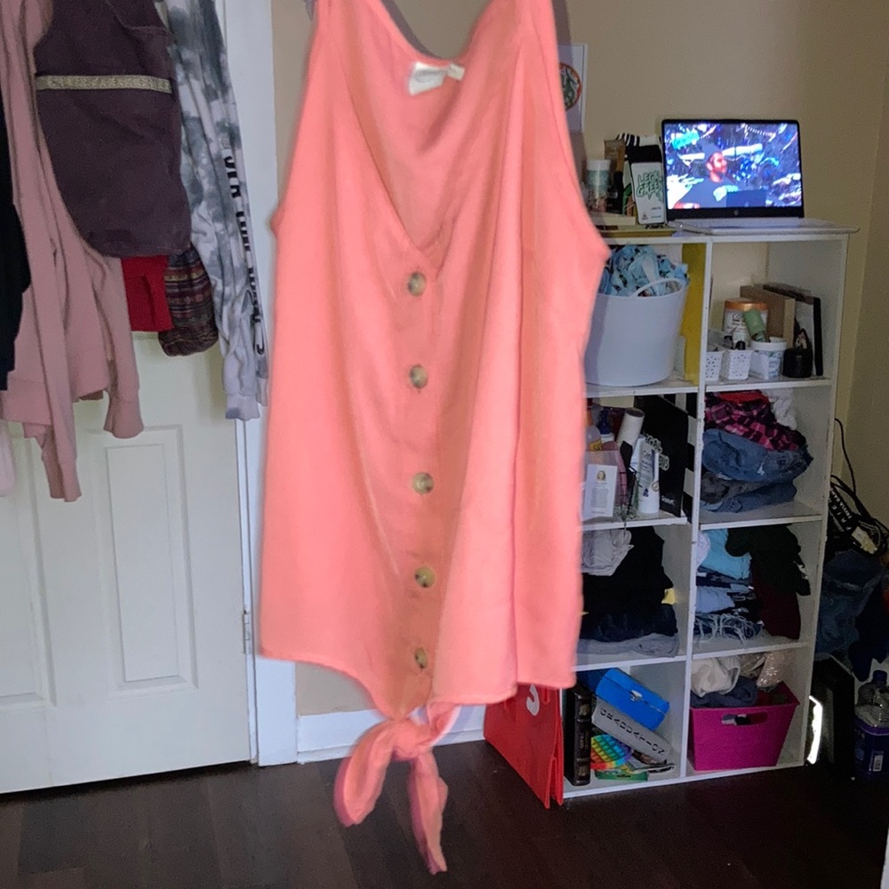 Coral tank with buttons